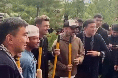 Backstreet Boys посадила деревья в новом Парке мира