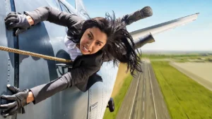 YouTube-звезда Мишель Харе воссоздала опасный трюк Тома Круза, держась за самолет C-130 Hercules.