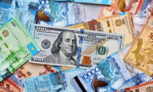 Падающий курс валют, банкноты на фоне снижения