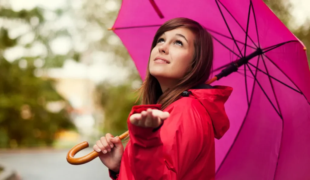 Девушка в красном с зонтом в дождливую погоду