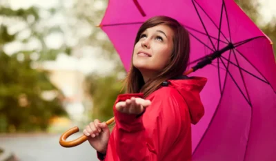 Девушка в красном с зонтом в дождливую погоду