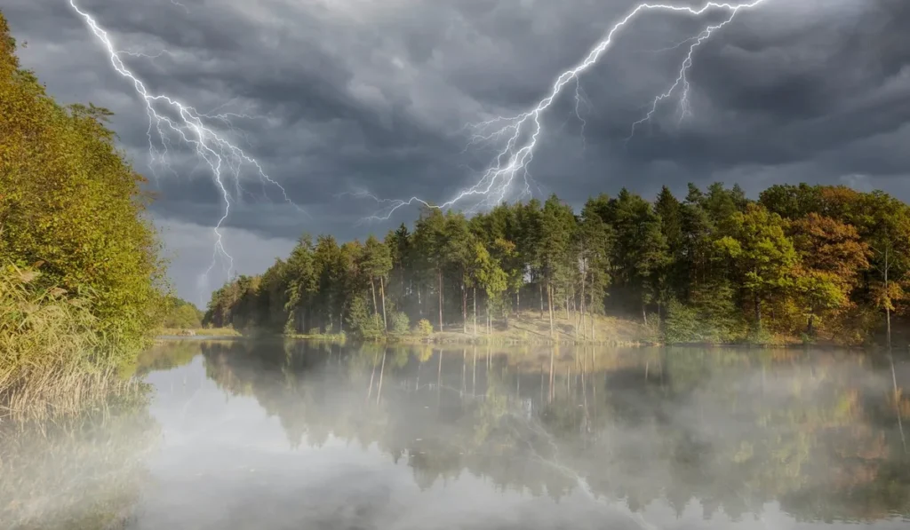Гроза и туман на речке