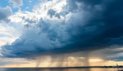 Вид на дождь с берега моря