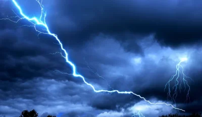 Шторм, гроза и молнии над деревьями