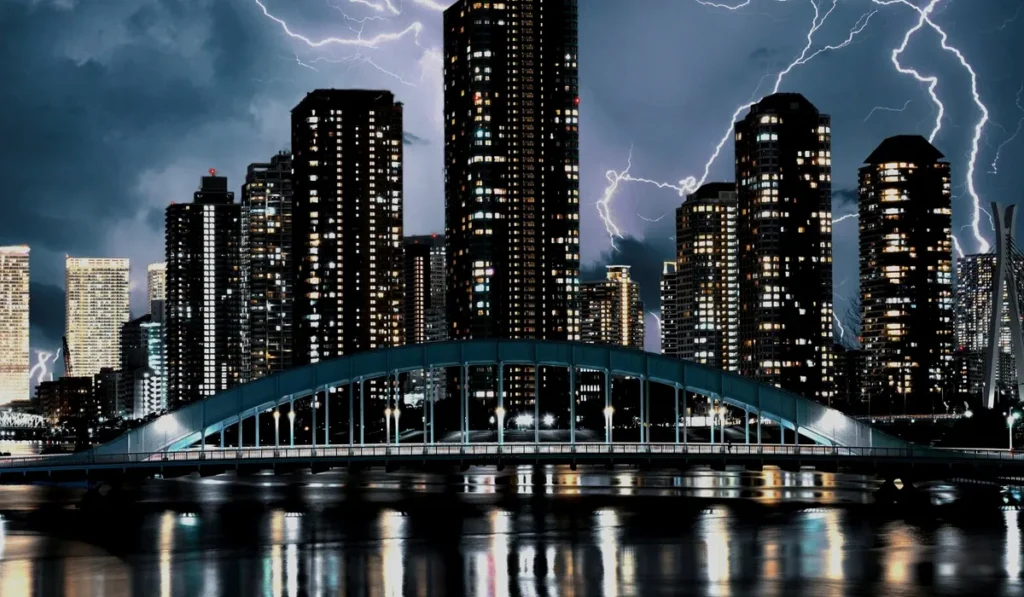 Шторм, гроза и молнии над городом