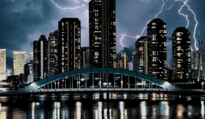Шторм, гроза и молнии над городом