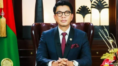 Президент Мадагаскара Андри Радзуэлина бежал из страны