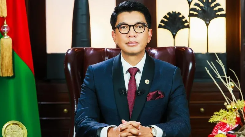 Президент Мадагаскара Андри Радзуэлина бежал из страны