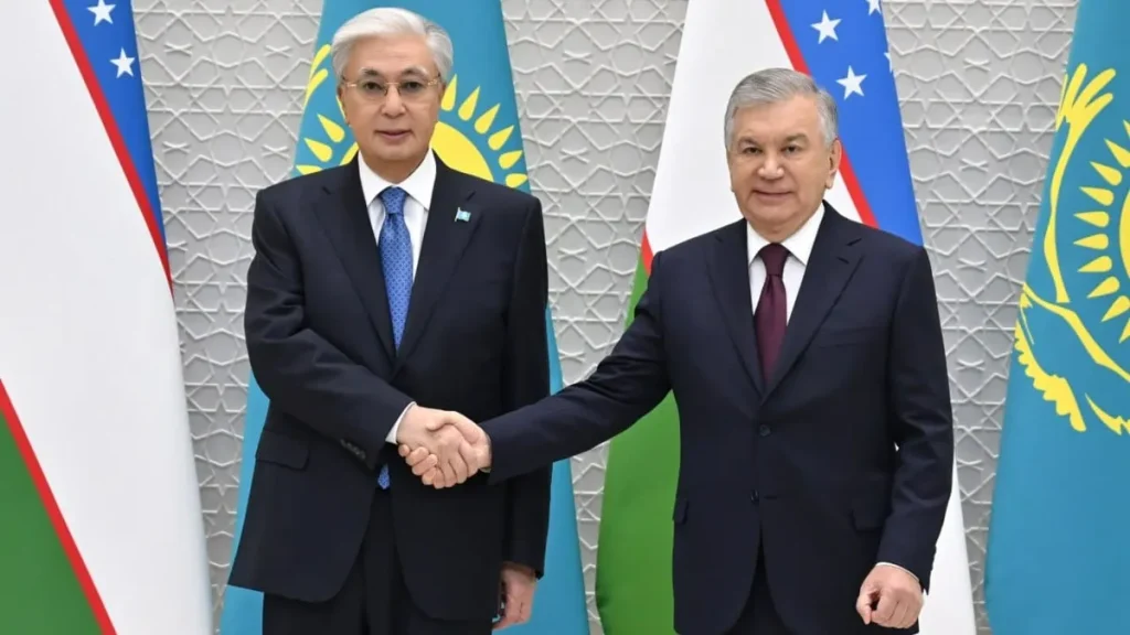 Токаев предложил Узбекистану развитие Транскаспийского маршрута