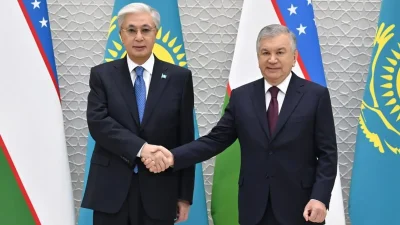 Токаев предложил Узбекистану развитие Транскаспийского маршрута
