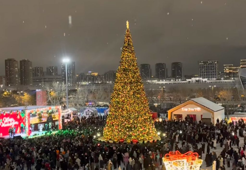 В Астане зажгли 25-метровую новогоднюю ёлку