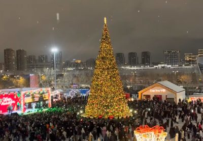 В Астане зажгли 25-метровую новогоднюю ёлку