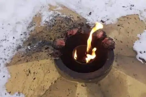 Вандала, жарившего мясо на Вечном огне в Риддере, задержали