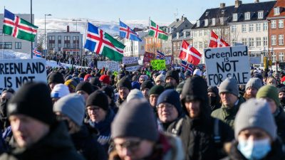 Тысячи людей в Гренландии и Дании вышли на протесты