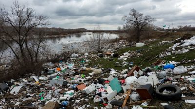 В Талдыкоргане у дач продолжают расти стихийные свалки