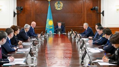 Премьер Бектенов: жёстко пресекать фейки о новой Конституции