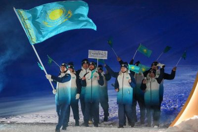 Флаг Казахстана несли Аяулым Амренова и Денис Никиша на ОИ 2026